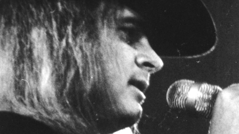 Ronnie Van Zant performing