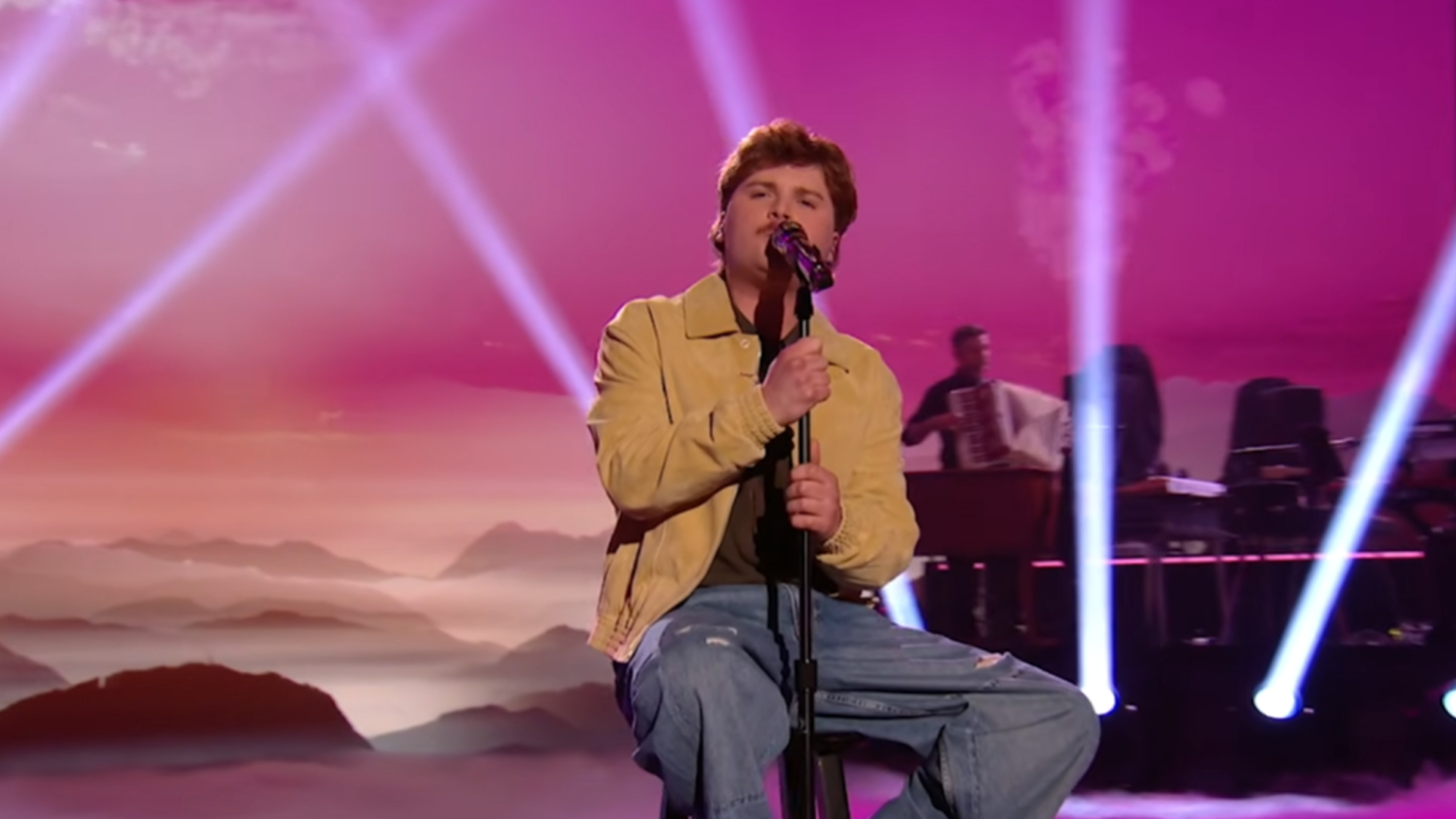 Brooks Rosser & Rae Go Public With Romance on ‘American Idol’ Disney Night