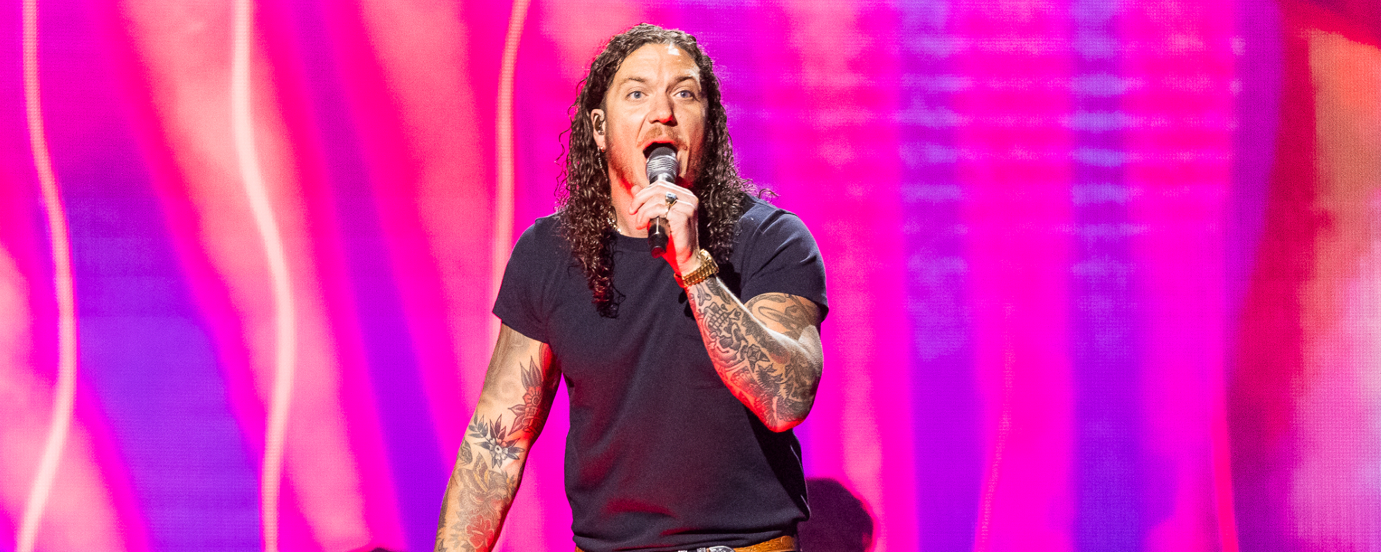 Brandon Lake Stuns Sold-Out Texas Crowd With Surprise Duet on “When a Cowboy Prays” Featuring Special Guest