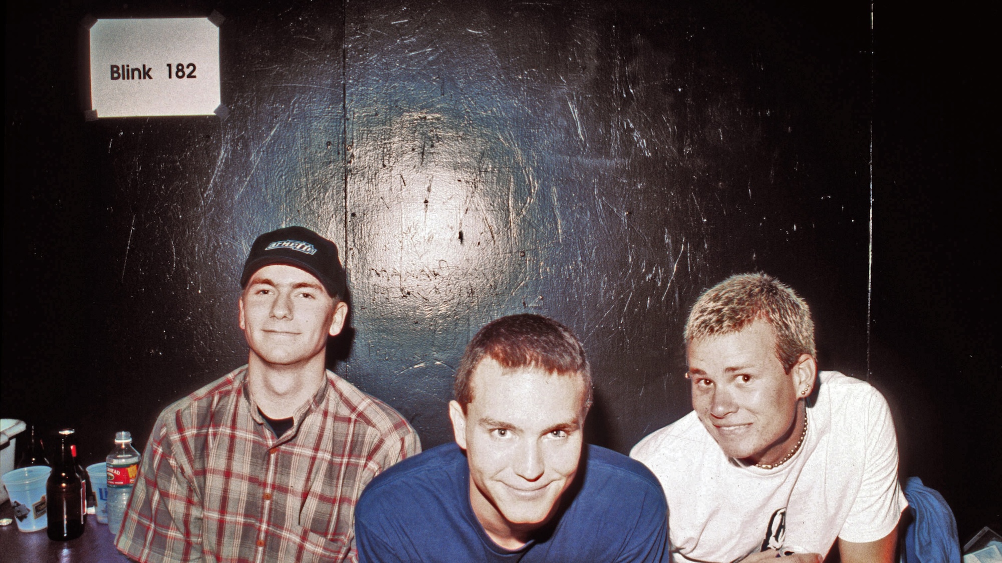 لماذا اضطرت Blink إلى تغيير اسمها إلى Blink-182 بعد إصدار ألبومها الأول في عام 1995؟
