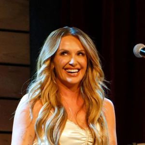 Born in Kentucky on This Day in 1990, the Grammy-Winning Country Singer Who Left Home for Dollywood at 16