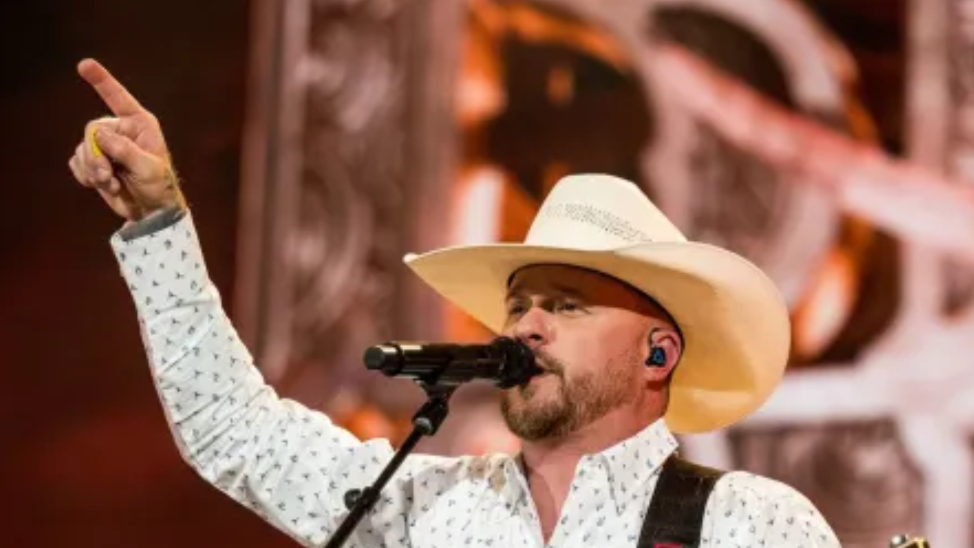 Cody Johnson Surprises Stagecoach Crowd With Special Boyz II Men Performance of “On Bended Knee”
