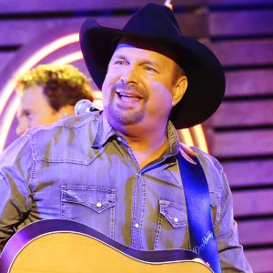 Remember When Garth Brooks Delivered a Soulful Tribute to Gladys Knight With "Midnight Train to Georgia"