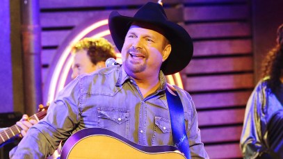 Remember When Garth Brooks Delivered a Soulful Tribute to Gladys Knight With "Midnight Train to Georgia"