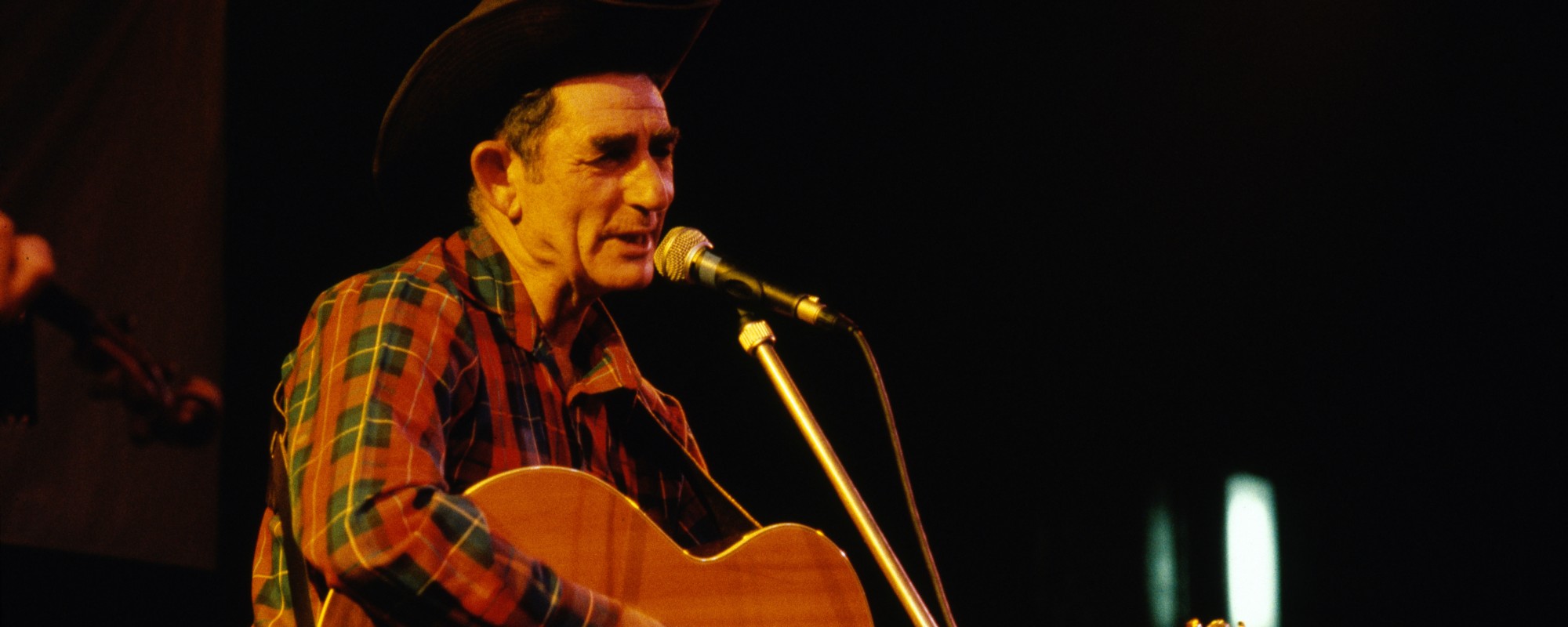 في مثل هذا اليوم من عام 1932، ولد المغني وكاتب الأغاني المعروف باسم “كاجون هانك ويليامز”.