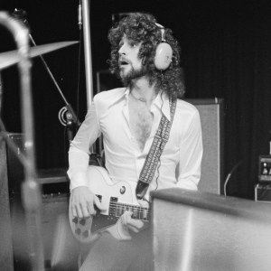 NEW HAVEN, USA - 1st OCTOBER: Guitarist and singer Lindsey Buckingham of British-American rock band Fleetwood Mac in a recording studio in New Haven, Connecticut, USA, October 1975. (Photo by Fin Costello/Redferns/Getty Images)