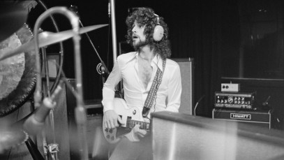 NEW HAVEN, USA - 1st OCTOBER: Guitarist and singer Lindsey Buckingham of British-American rock band Fleetwood Mac in a recording studio in New Haven, Connecticut, USA, October 1975. (Photo by Fin Costello/Redferns/Getty Images)