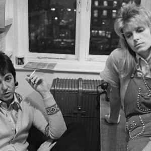 Singer-songwriter Paul McCartney and his wife, Linda (1941 - 1998), of British rock group Wings, 21st November 1973. (Photo by Michael Putland/Getty Images)