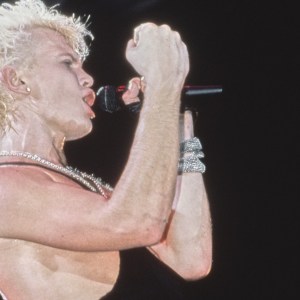 (MANDATORY CREDIT Ebet Roberts/Getty Images) Musician and singer-songwriter Billy Idol performing live at RPI Fieldhouse in Troy, New York, US, 12th April 1987. (Photo by Ebet Roberts/Getty Images)