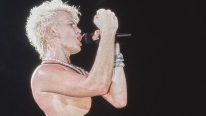 (MANDATORY CREDIT Ebet Roberts/Getty Images) Musician and singer-songwriter Billy Idol performing live at RPI Fieldhouse in Troy, New York, US, 12th April 1987. (Photo by Ebet Roberts/Getty Images)