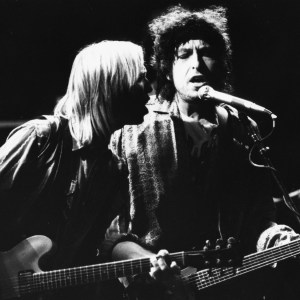 Musicians (L-R) Tom Petty and Bob Dylan, with the band 'Traveling Wilburys', performing on stage, 1987. (Photo by Dave Hogan/Getty Images)