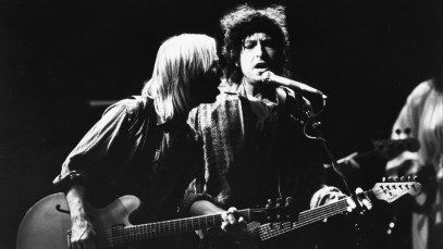 Musicians (L-R) Tom Petty and Bob Dylan, with the band 'Traveling Wilburys', performing on stage, 1987. (Photo by Dave Hogan/Getty Images)