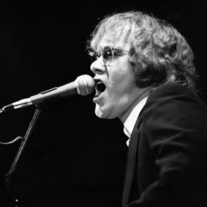 NEW YORK, NY - CIRCA 1978: Warren Zevon in concert circa 1978 in New York City. (Photo by Images Press/IMAGES/Getty Images)
