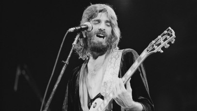 American singer-songwriter Kenny Loggins performing in Los Angeles, 8th March 1980. (Photo by Michael Putland/Getty Images)