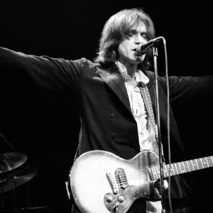 UNITED KINGDOM - MARCH 24: RAINBOW THEATRE Photo of Ray DAVIES and KINKS, Ray Davies performing live onstage, with Gibson Melody Maker guitar (Photo by Ian Dickson/Redferns)