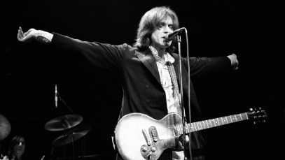 UNITED KINGDOM - MARCH 24: RAINBOW THEATRE Photo of Ray DAVIES and KINKS, Ray Davies performing live onstage, with Gibson Melody Maker guitar (Photo by Ian Dickson/Redferns)