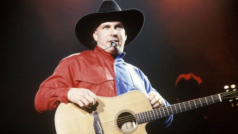 UNSPECIFIED - JANUARY 01: Photo of Garth BROOKS (Photo by Bob King/Redferns)