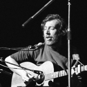 LONDON - MARCH 16: Richard & Linda Thompson performing at 'Over The Rainbow', a concert marking the first closure of The Rainbow Theatre, Finsbury Park, North London on March 16 1975 (Photo by Brian Cooke/Redferns)