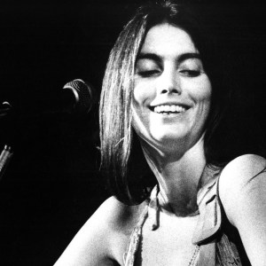 On the Charts in 1976, Emmylou Harris Scored Her First No. 1 Album on Billboard’s Country Chart with ‘Elite Hotel’