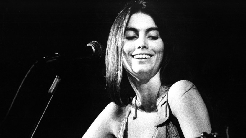 On the Charts in 1976, Emmylou Harris Scored Her First No. 1 Album on Billboard’s Country Chart with ‘Elite Hotel’