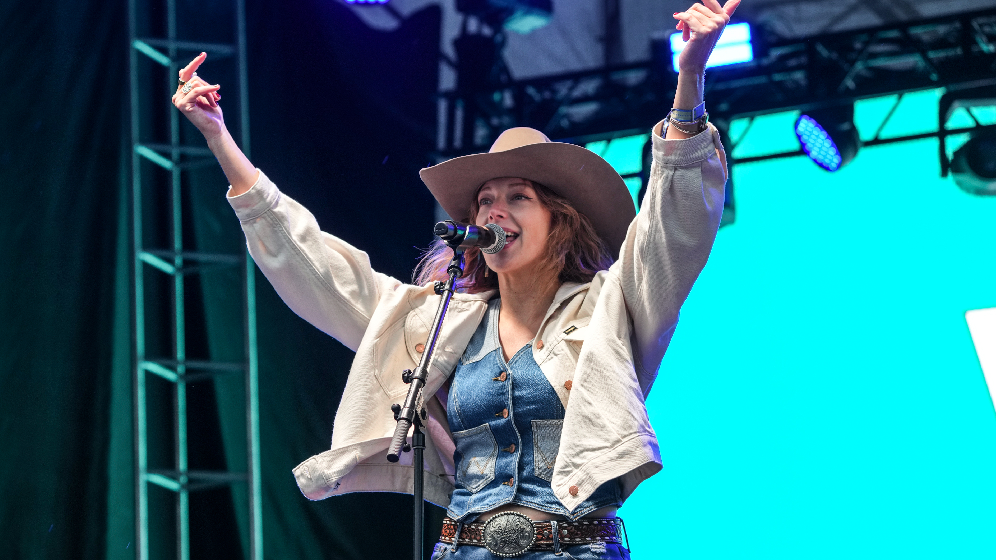 Kaitlin Butts, Wyatt Flores, & Evan Honer Rally Fans With Singalong After Two Step Inn Festival Cancellation