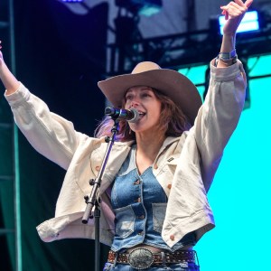 Kaitlin Butts, Wyatt Flores & Evan Honer Rally Fans With Singalong After Festival Cancellation