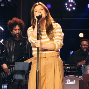 Watch Kelly Clarkson Revive Jo Dee Messina's "A Lesson In Leavin'" on Kellyoke