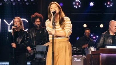 Watch Kelly Clarkson Revive Jo Dee Messina's "A Lesson In Leavin'" on Kellyoke