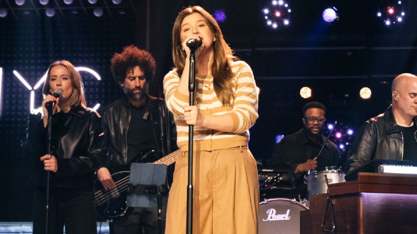 Watch Kelly Clarkson Revive Jo Dee Messina's "A Lesson In Leavin'" on Kellyoke