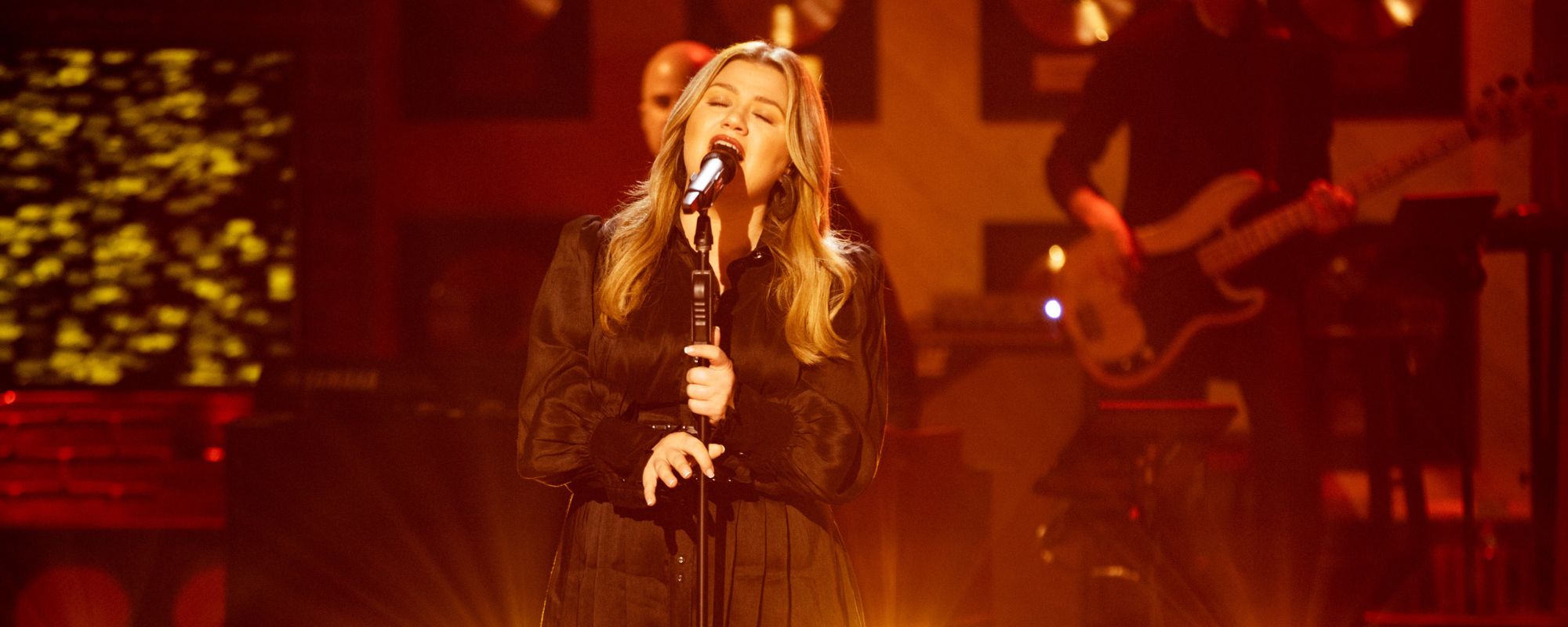 أدى أداء كيلي كلاركسون لأغنية إيمي غرانت الكلاسيكية الحديثة الخاصة بالعطلات إلى جلب الدموع إلى عيني في عيد الفصح