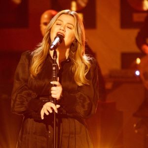 Remember When Kelly Clarkson Left Us Breathless With This Amy Grant Cover?