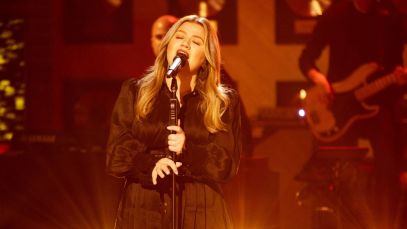 Remember When Kelly Clarkson Left Us Breathless With This Amy Grant Cover?