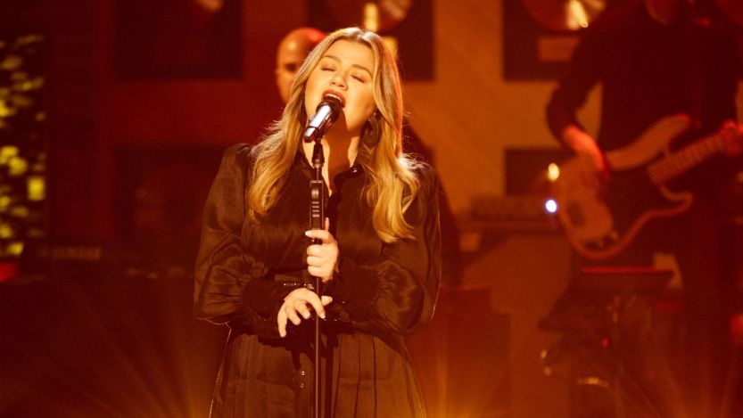 Remember When Kelly Clarkson Left Us Breathless With This Amy Grant Cover?