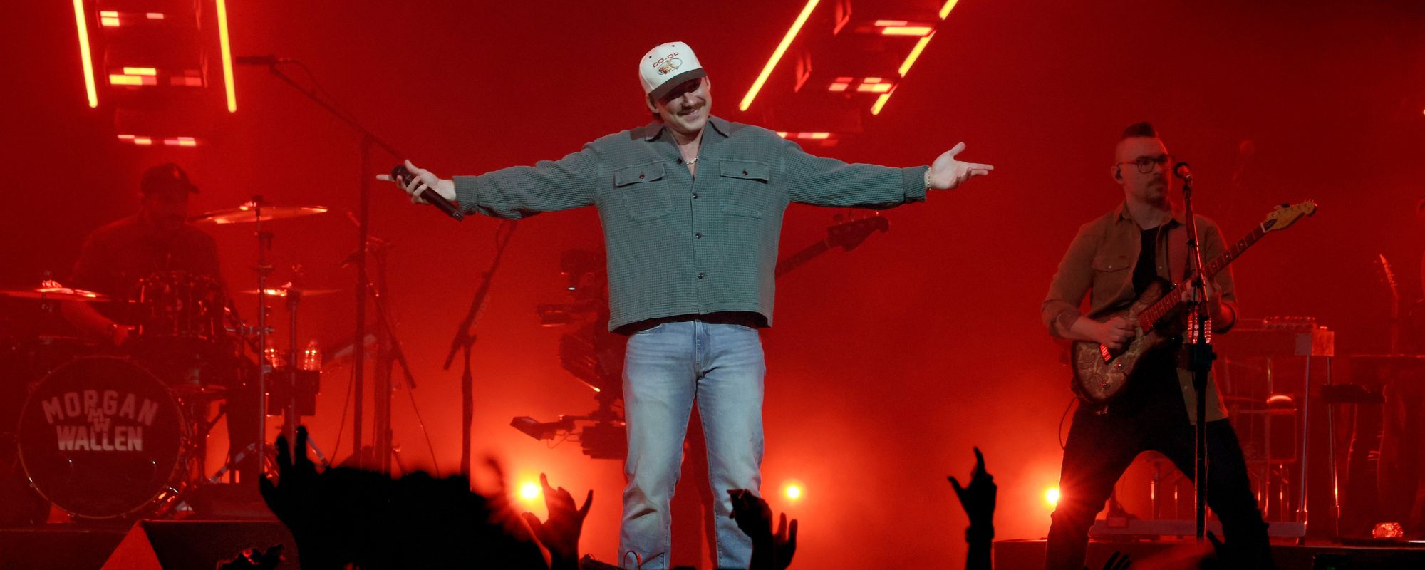 يفاجئ مورغان والين جمهور ناشفيل بإيلا لانغلي، ويثير “لمحات صغيرة” عن الموسيقى الجديدة