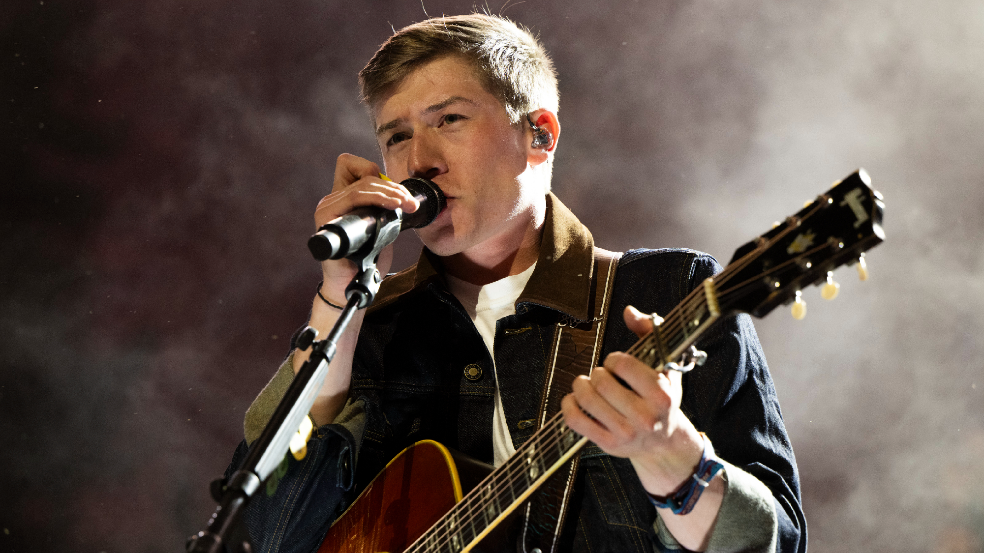 Country Star Turns Stagecoach Set Into Heartfelt Gender Reveal Moment