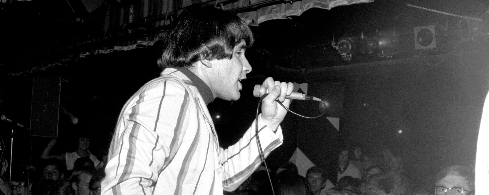 قبل 60 عامًا، سجلت فرقة The Troggs أكبر نجاح لها في لقطة واحدة فقط، وهي نشيد لموسيقى الروك في المرآب تم كتابته في 15 دقيقة.