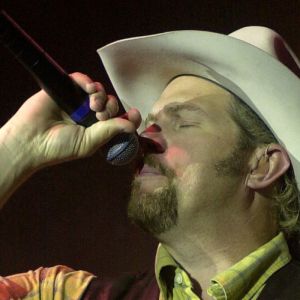 On the Charts This Day in 2000, the No. 1 Toby Keith Hit That Proved His Label Wrong