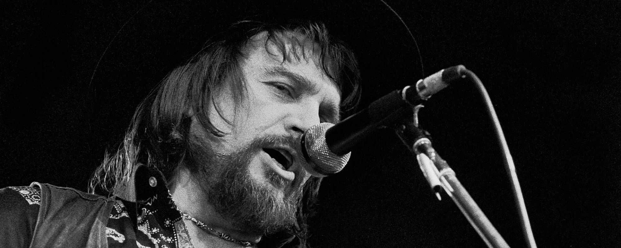 في مثل هذا اليوم من عام 1977، أصدر وايلون جينينغز الأغنية رقم 1 التي كرهها من مكان لم يشاهده من قبل