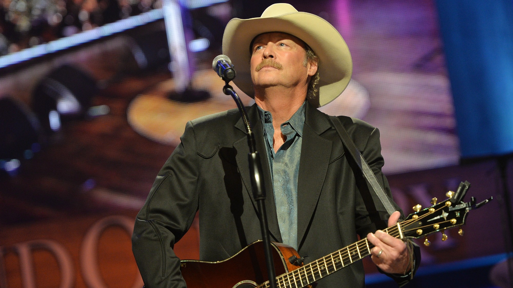 هل تتذكر عندما ظهر آلان جاكسون لأول مرة في Grand Ole Opry في عام 1990؟
