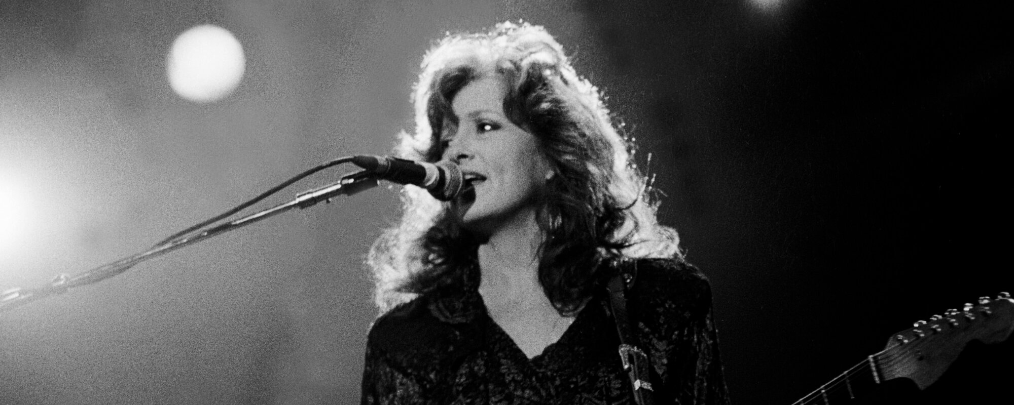 36 Years Ago, Bonnie Raitt Was at No. 1 With the Grammy-Winning Album That Breathed New Life Into Her Career