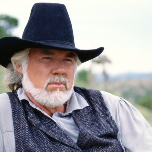 Kenny Rogers in the role of the gambler Brady Hawkes