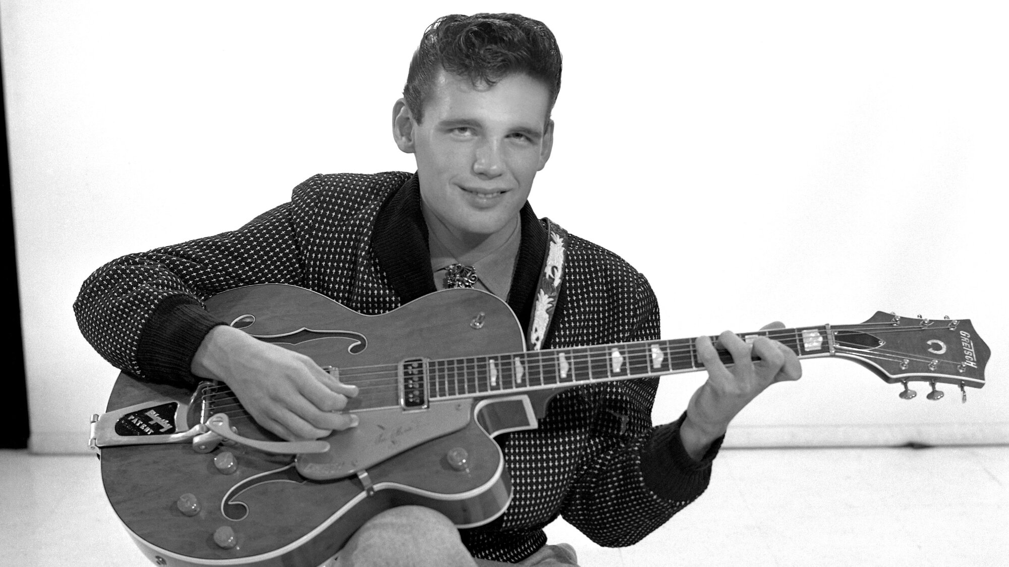 2 Years Ago Today, We Lost the Guitar Pioneer Who Influenced The Beatles, Bruce Springsteen, and Mark Knopfler