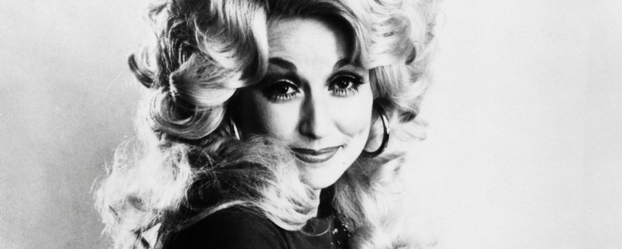 Dolly Parton Wrote This 1968 B-Side Challenging Societal Expectations After “Breaking Her Husband’s Heart”