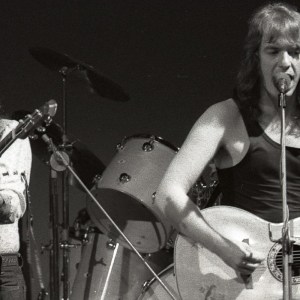3 Nostalgic Songs From 1976 That Make Me Want To Go Back in Time