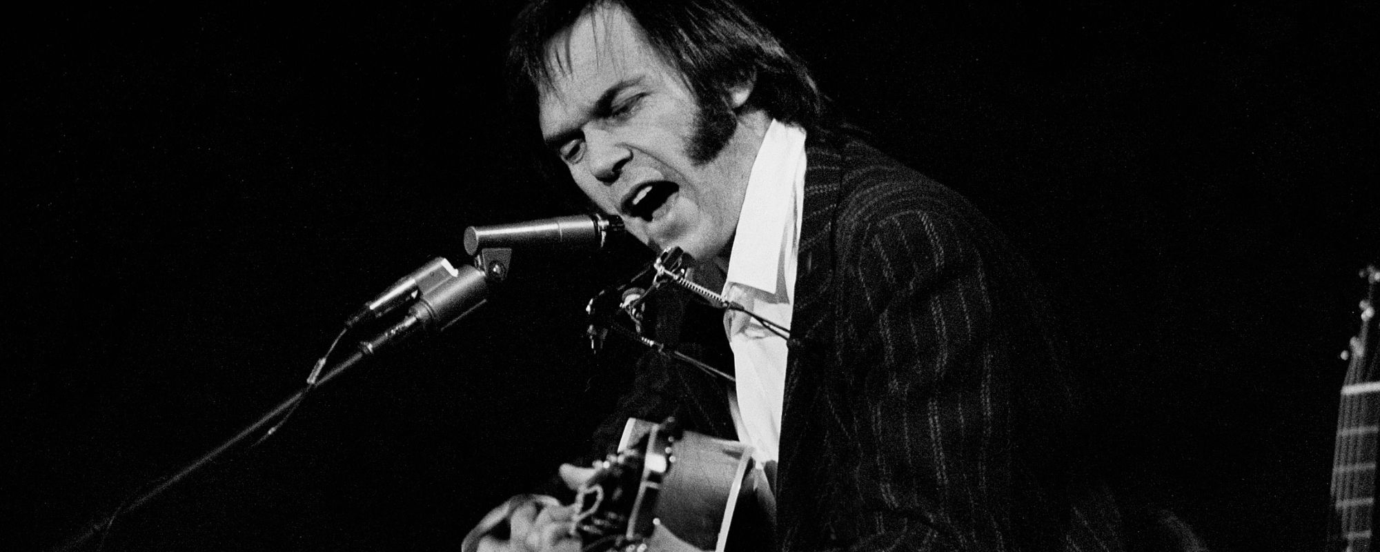 6 أغاني لنيل يونغ تزداد تأثيرًا مع تقدمي في السن