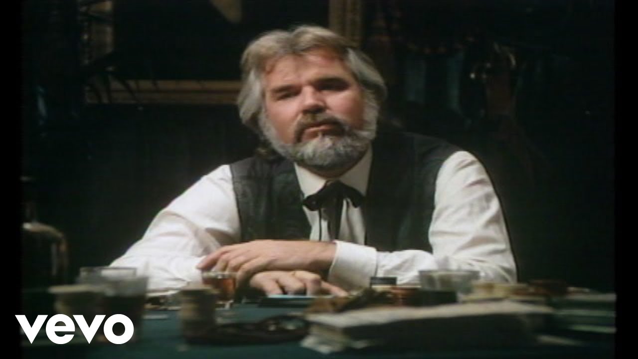 بليك شيلتون يكرم اثنين من أساطير موسيقى الريف في حفل توزيع جوائز ACM بأداء “The Gambler”.