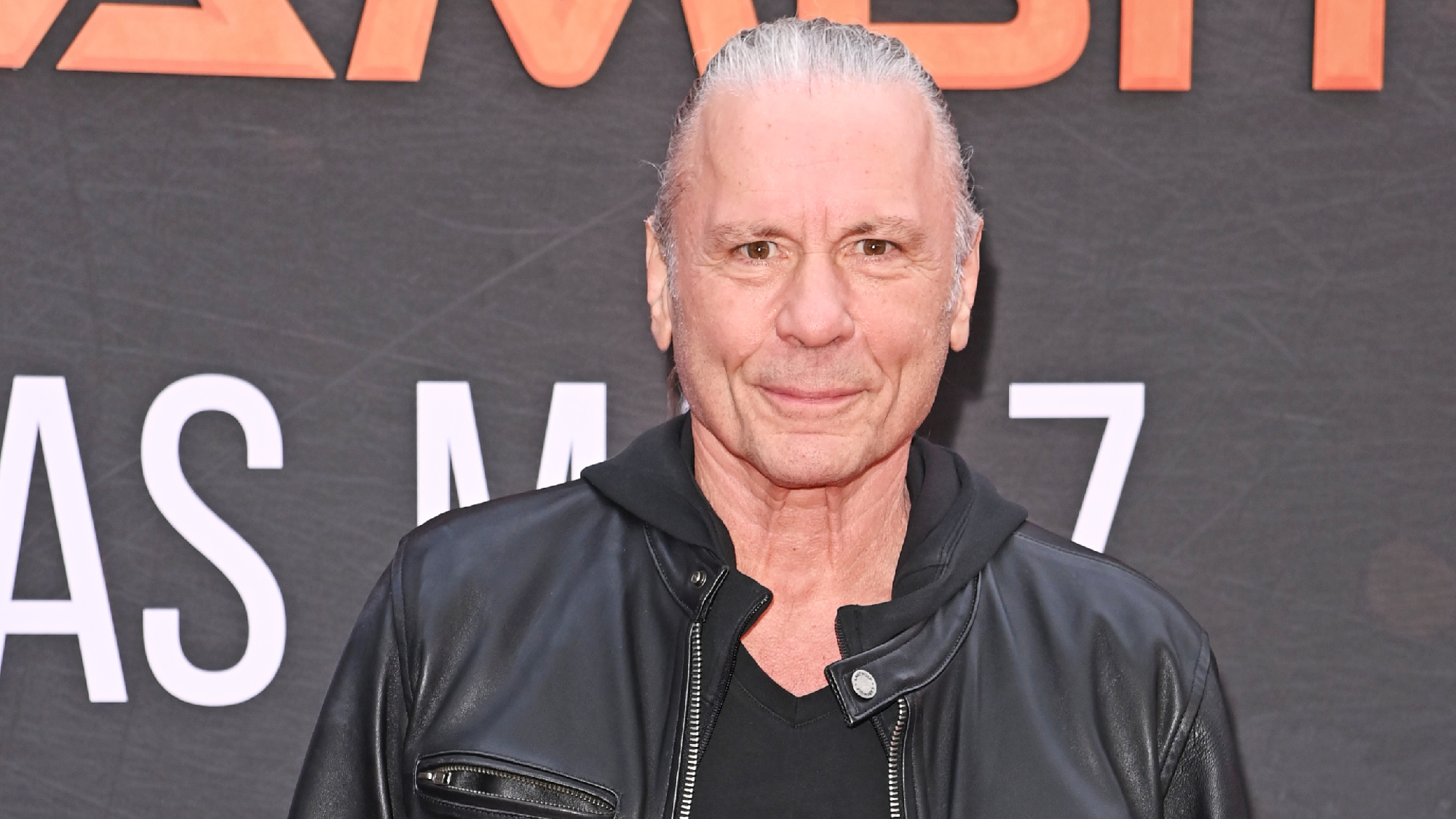 يقول بروس ديكنسون إن التذاكر ذات الأسعار المعقولة تجعل عروض Iron Maiden وفية للجماهير