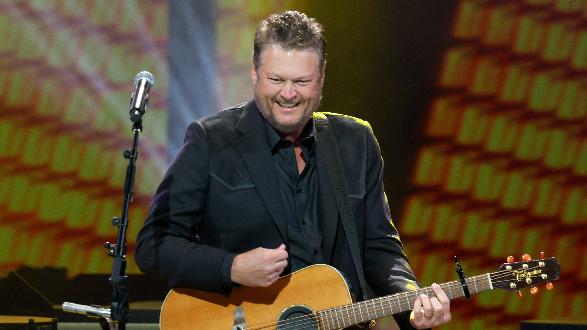 “You’re Not Getting Your Money Back”: Blake Shelton Delivers an Impromptu Stand-up Comedy Routine During Hometown Performance