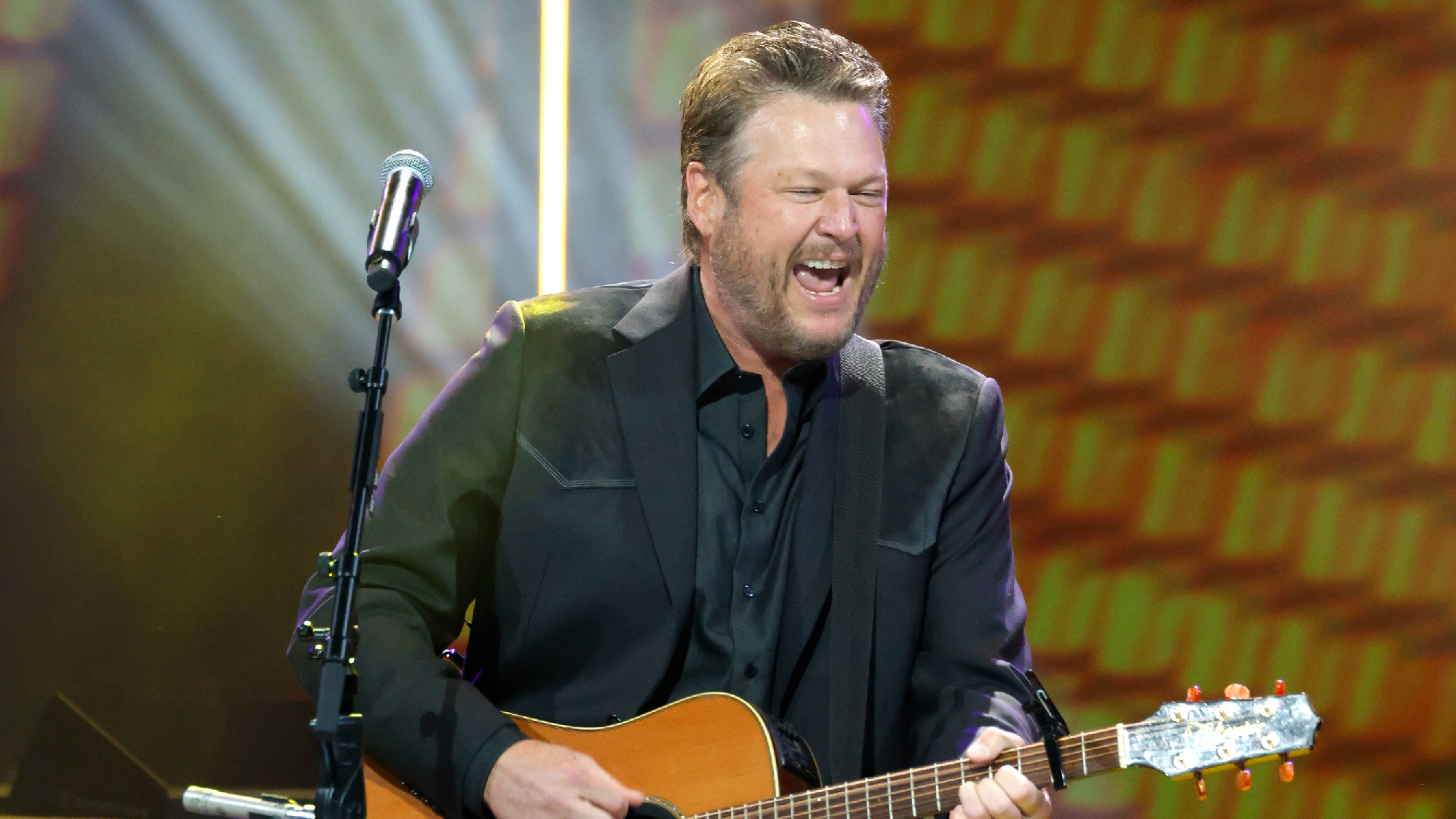 Blake Shelton Honors Two Country Music Legend at the ACM Awards With “The Gambler” Tribute Performance