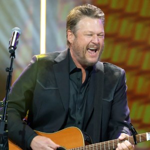 Blake Shelton Honors Two Country Music Legend at the ACM Awards With "The Gambler"